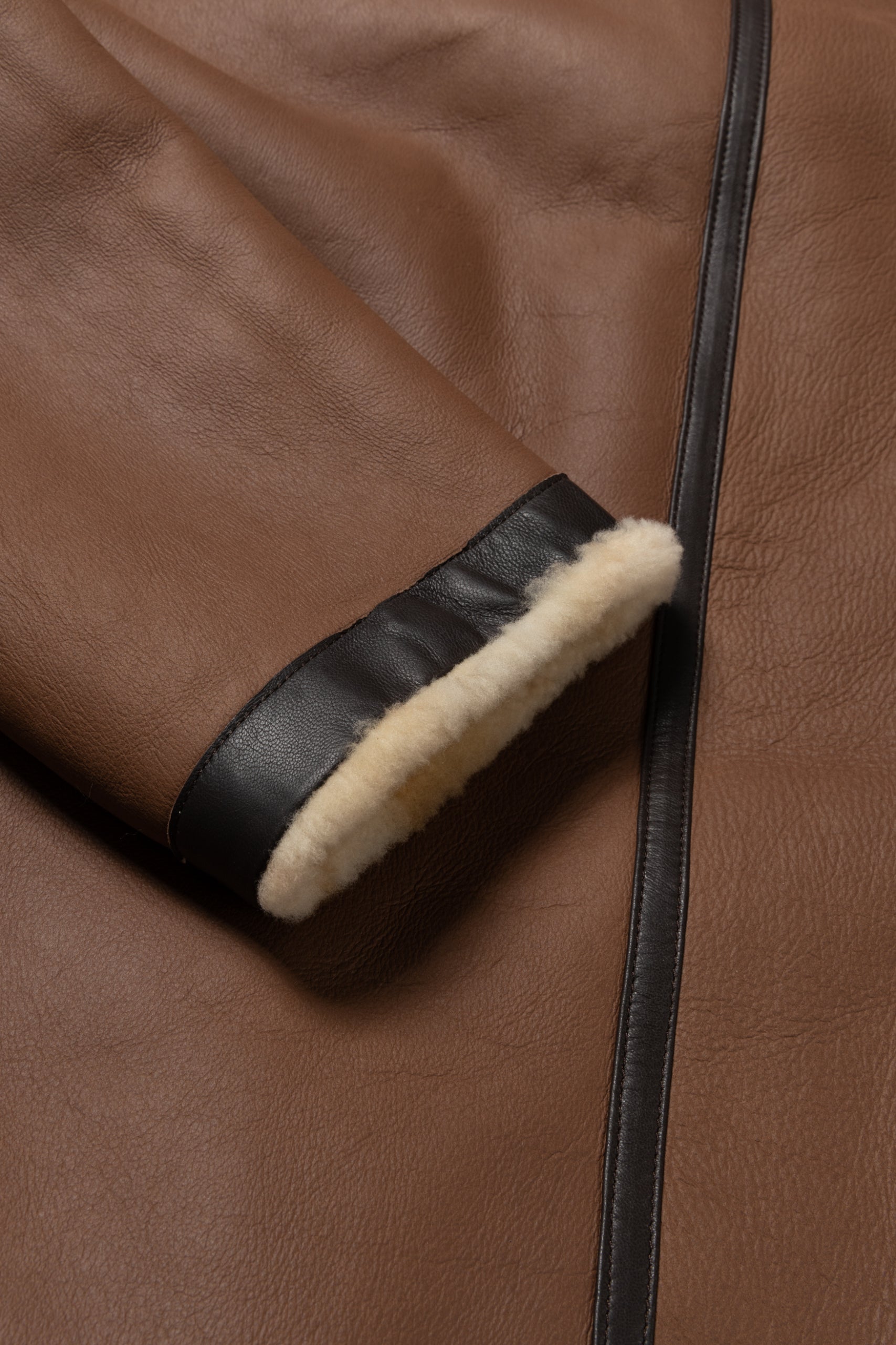 画像をギャラリービューアに読み込む, Reversible Sheepskin Jacket With Contrast Hood